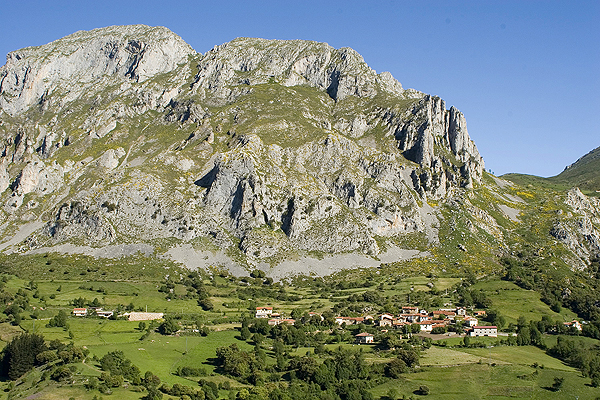 Colio village and Pelea mountain pass on the right