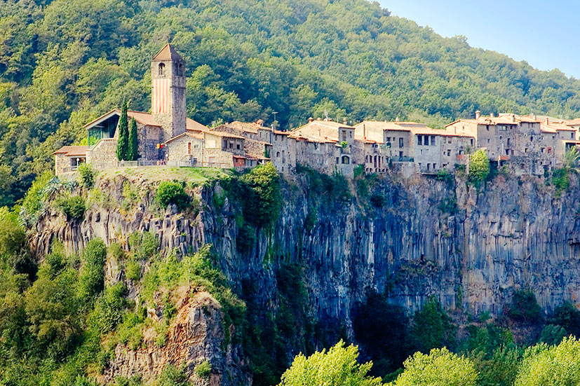Castell Follit de la Roca village