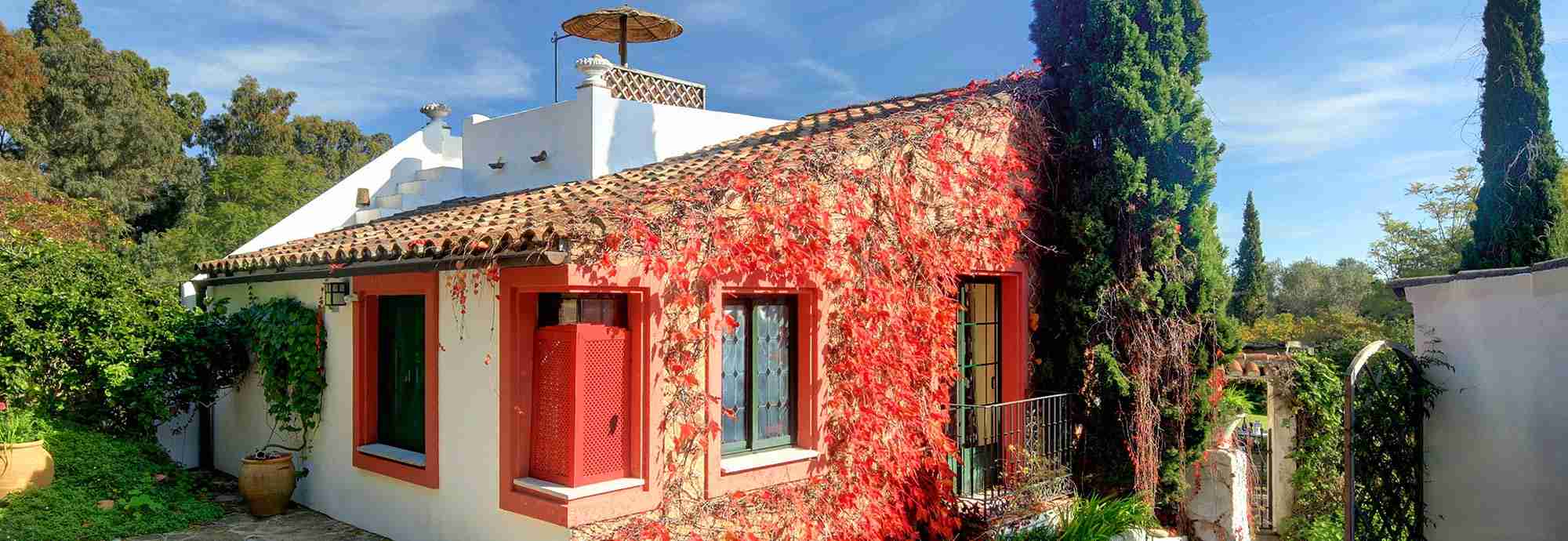 Tarifa cliff cottage with sea view, WiFi, large pool and gardens
