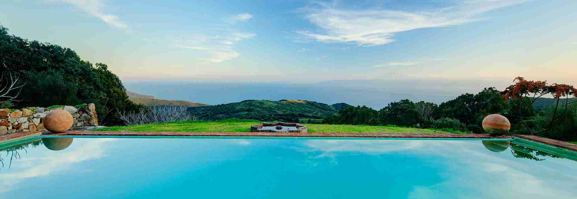 Tarifa cliff garden villa with sea view, WiFi and large shared pool