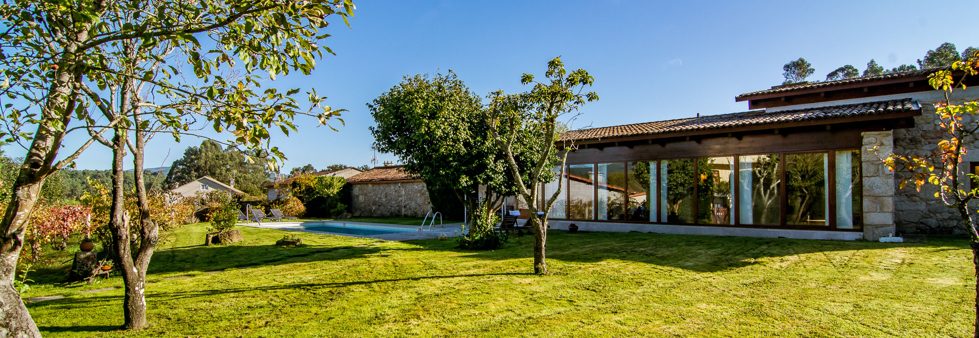 Quiet villa with pool and garden near river, beaches and Portugal