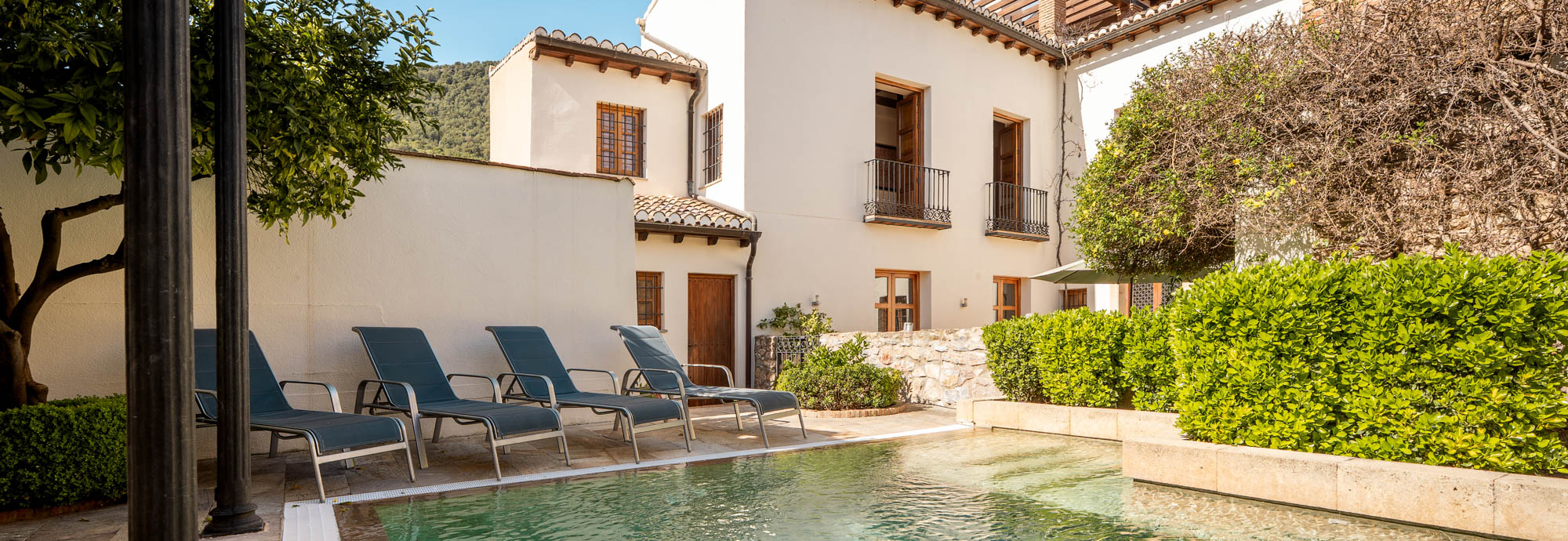 Casa con piscina cercada y barbacoa en pueblo con servicios