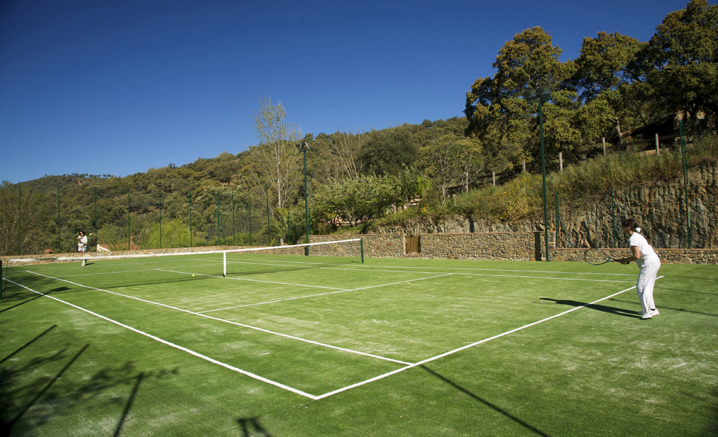 La finca tiene su propia cancha de tenis 