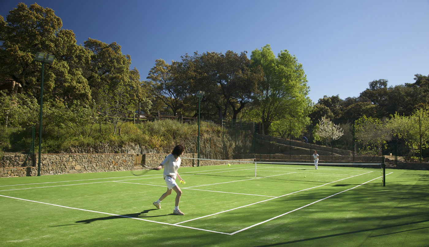 Excelentes instalaciones compartidas: cancha de tenis