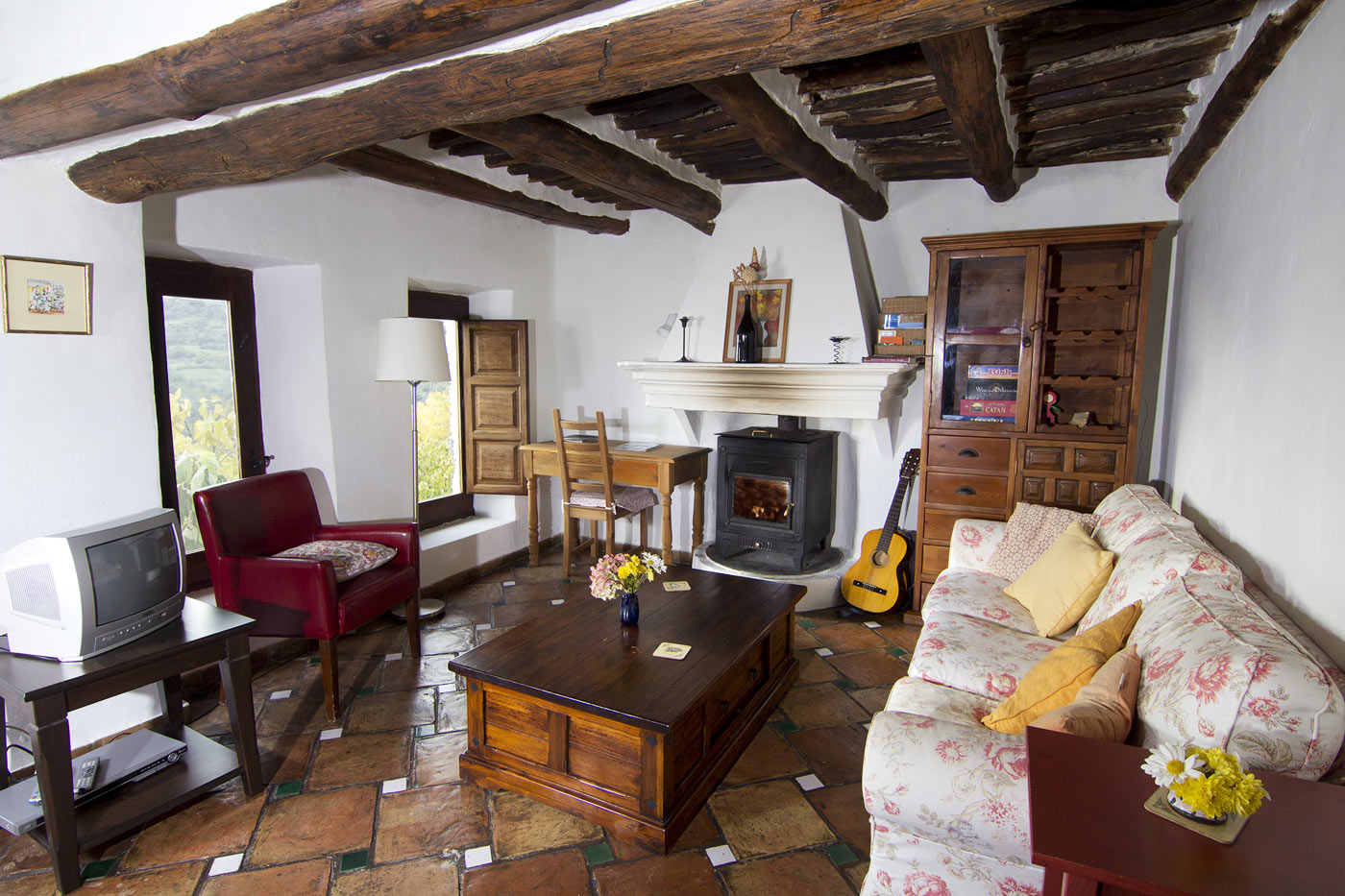 Living area on 1st floor (there is no TV)