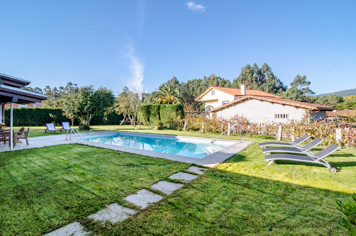 Grandes jardines con césped, buenos para los niños