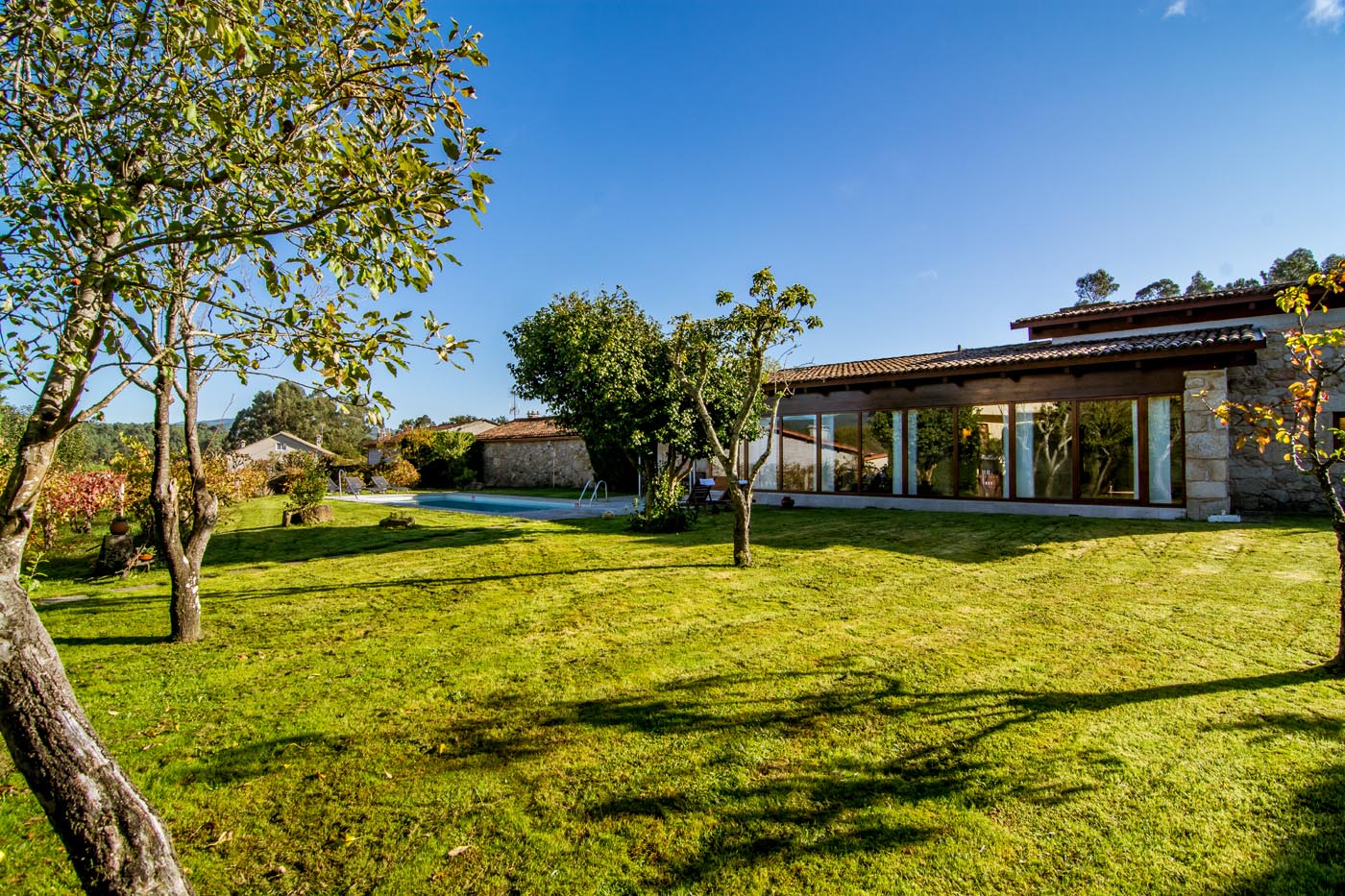 Propiedad con jardines llanos