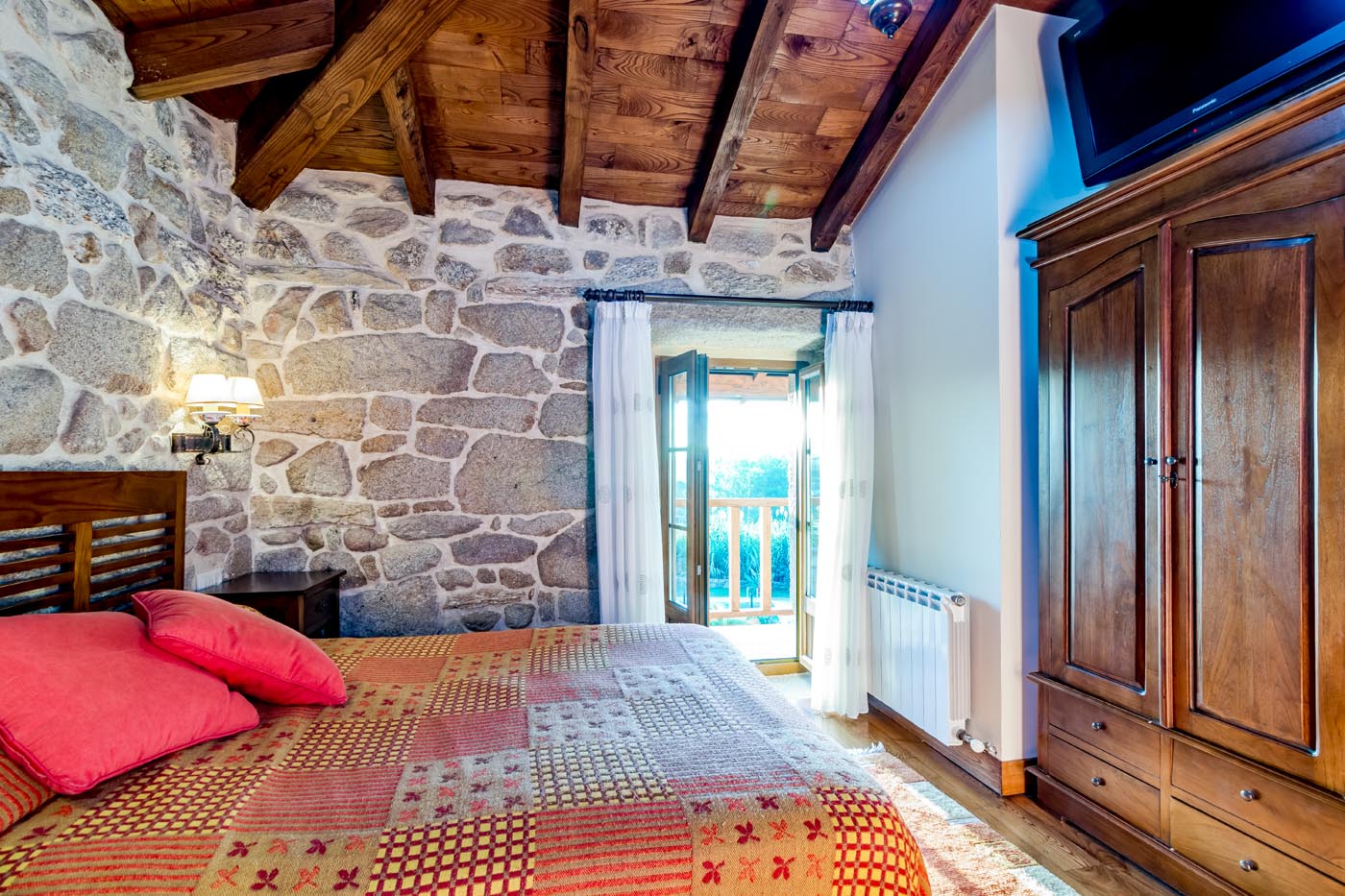 Habitación con cama doble y balcón.