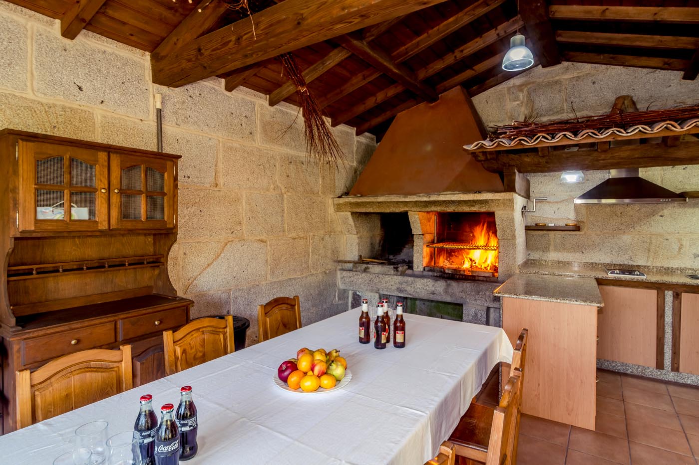 Casa de verano incluye barbacoa y cocina.