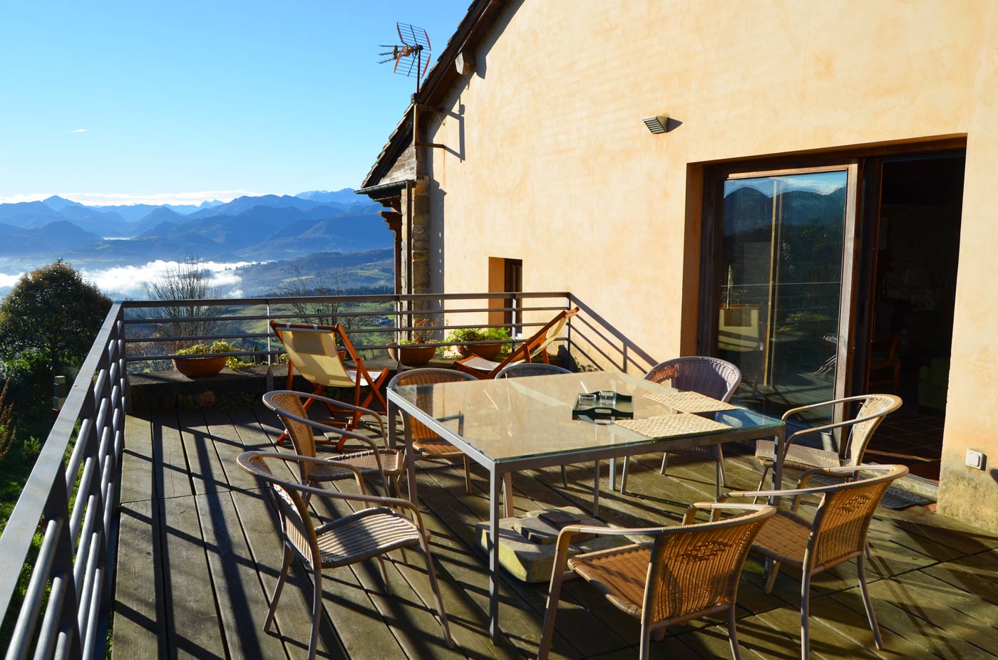 Gran terraza amueblada para comidas al aire libre