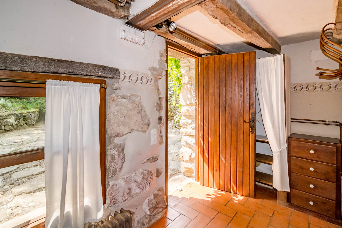 Puerta principal de la casita de una cama