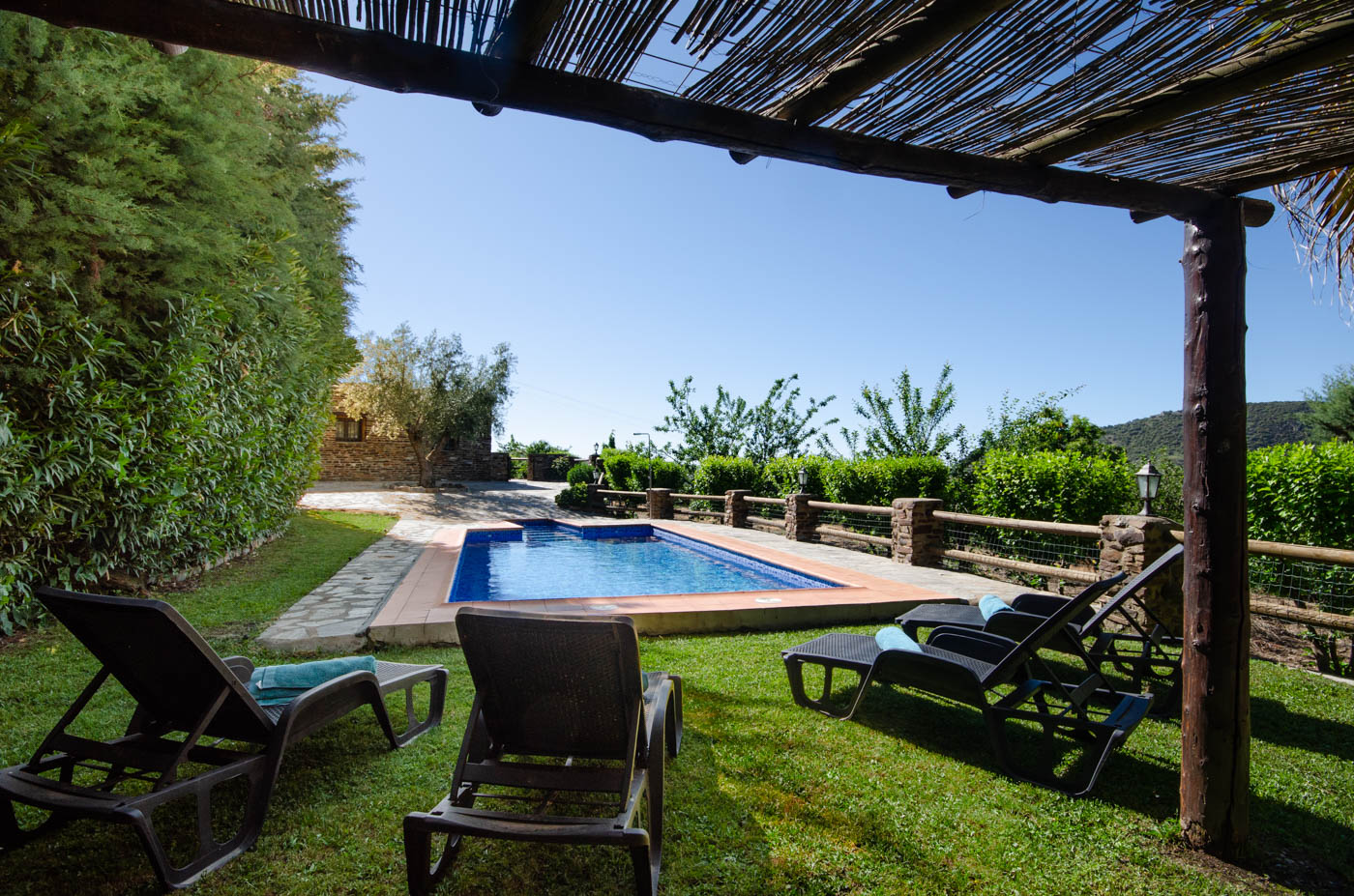 Zona con sombra junto a la piscina