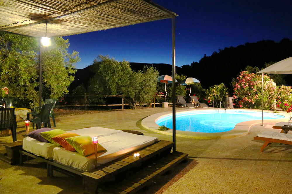 Zona de la piscina de noche