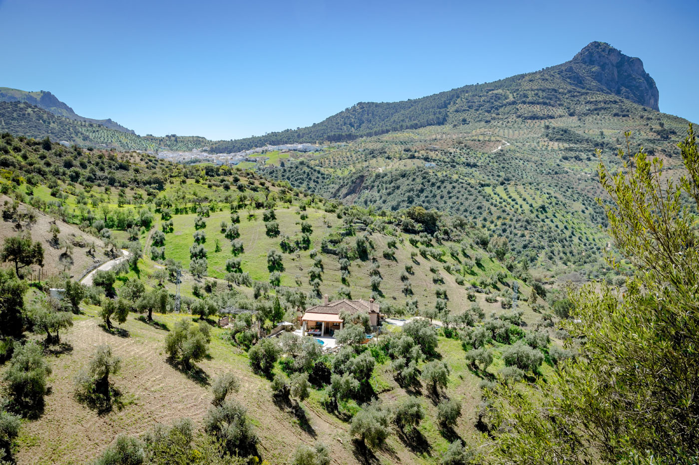 Vistas de la casa y la montaña Tajo como telón de fondo