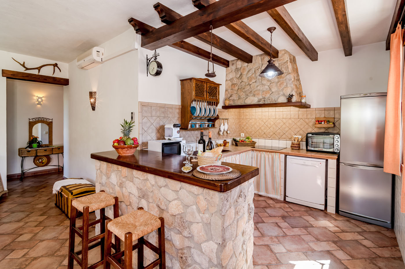 La cocina tiene barra de desayuno