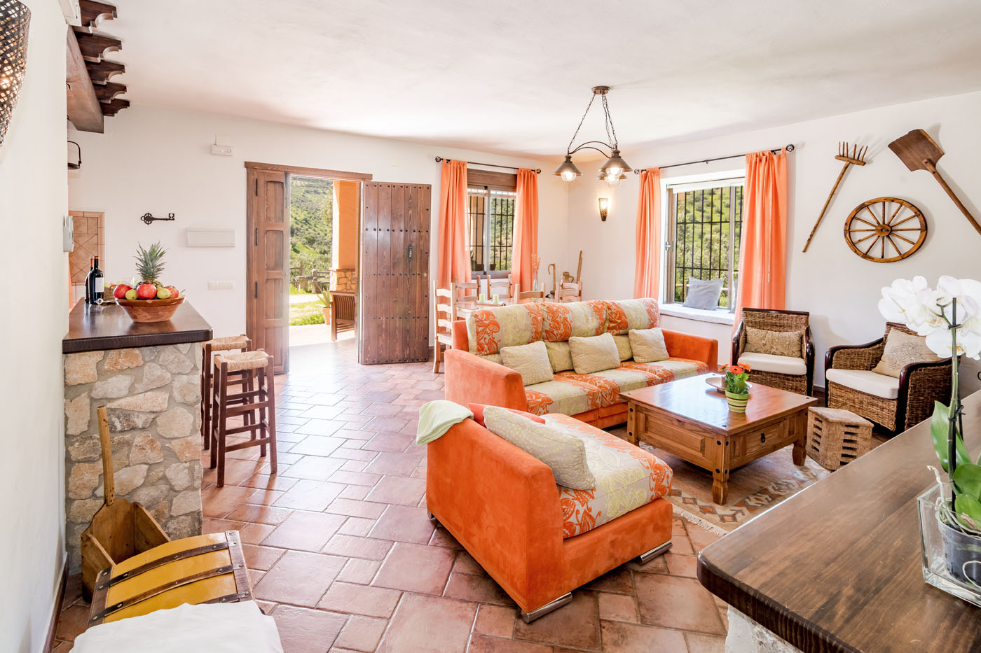 Puerta principal que conduce a la sala principal