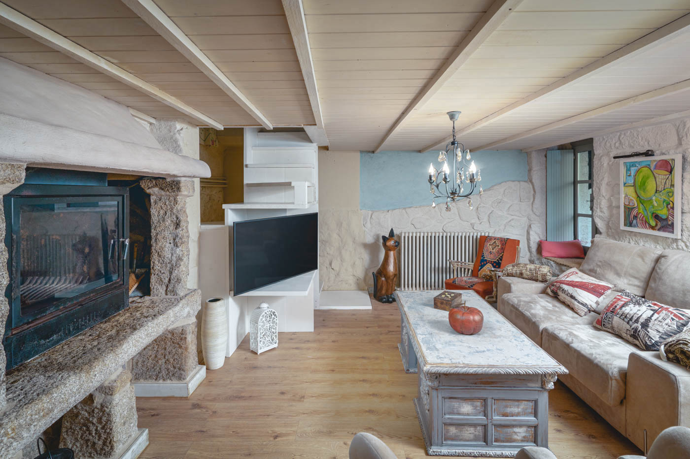 Salón con escaleras a cocina y comedor