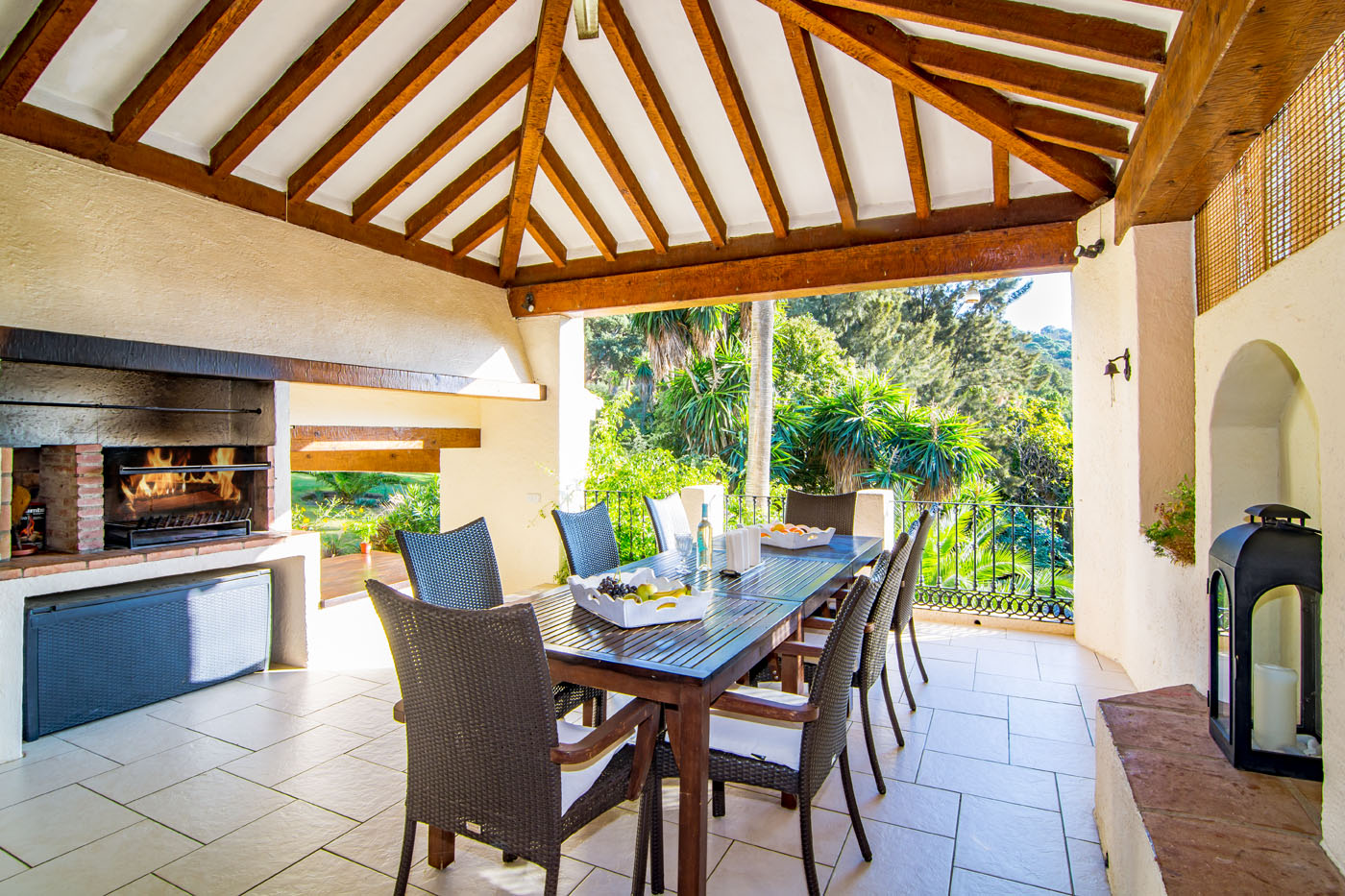 Terraza cubierta en casa principal