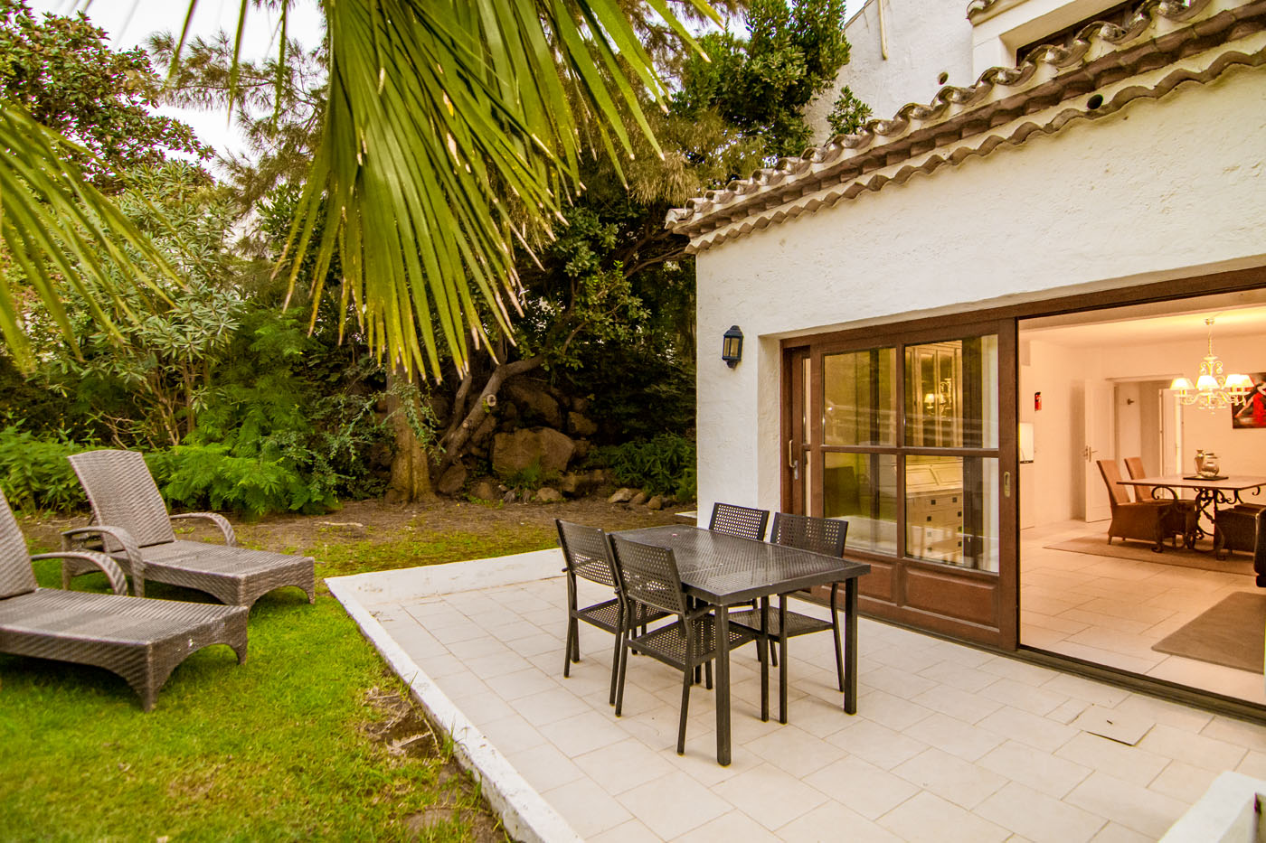 Apartamento en planta baja con jardines propios