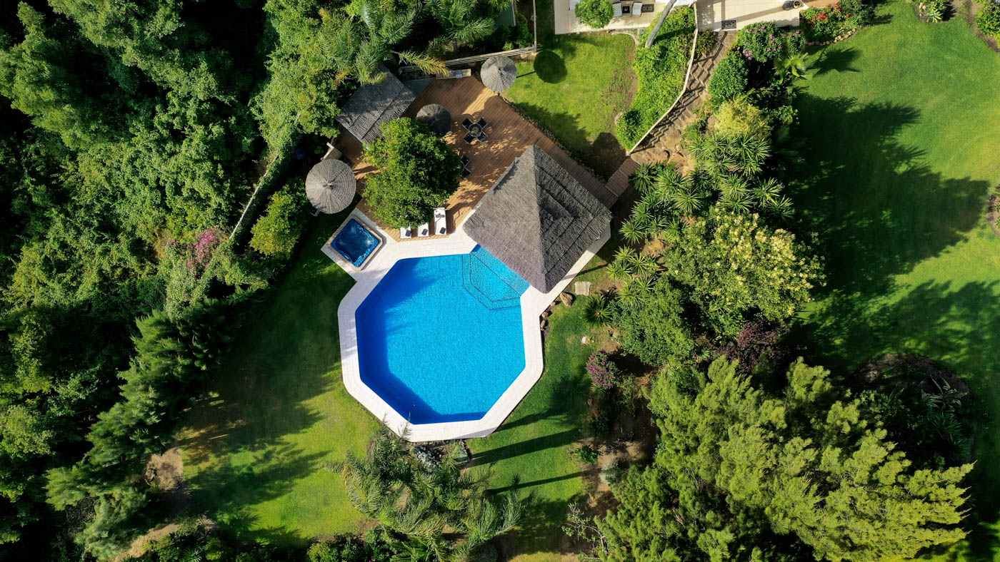 Vista de drone de jardines y piscina