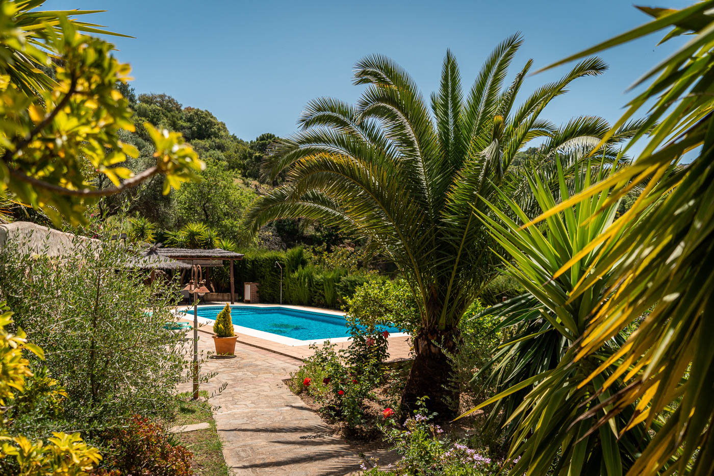 Camino desde la casa a la zona de piscina