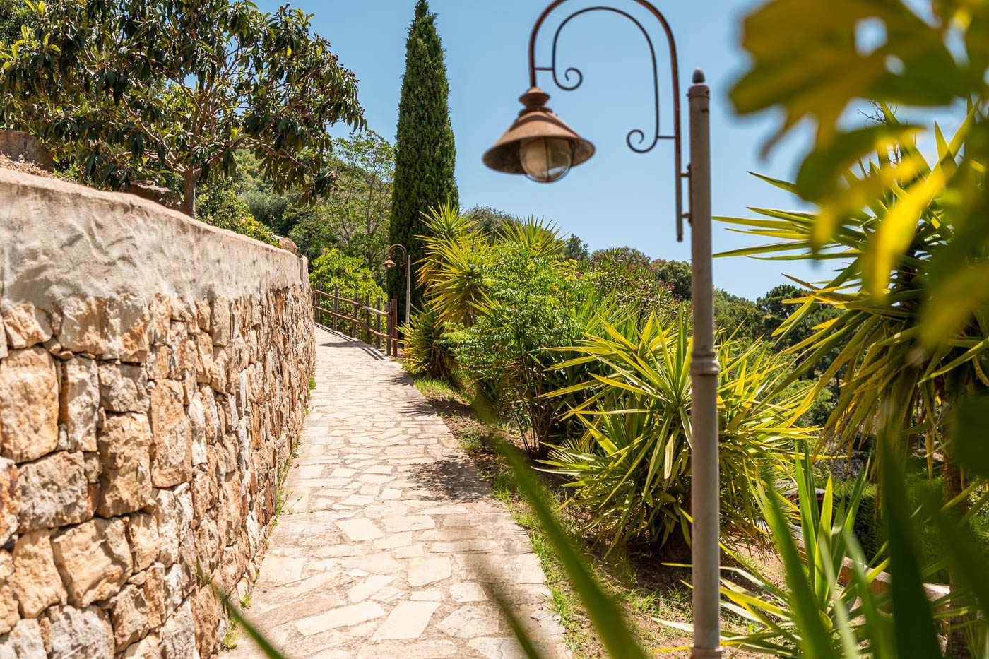 Camino desde la casa a la zona de piscina