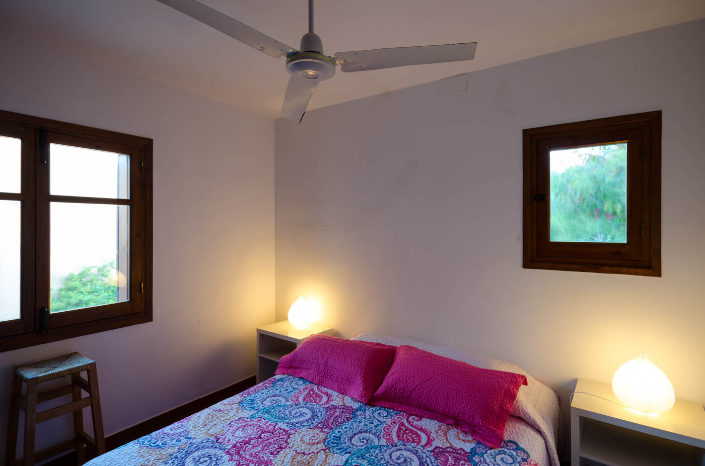 Habitación con cama doble y baño privado