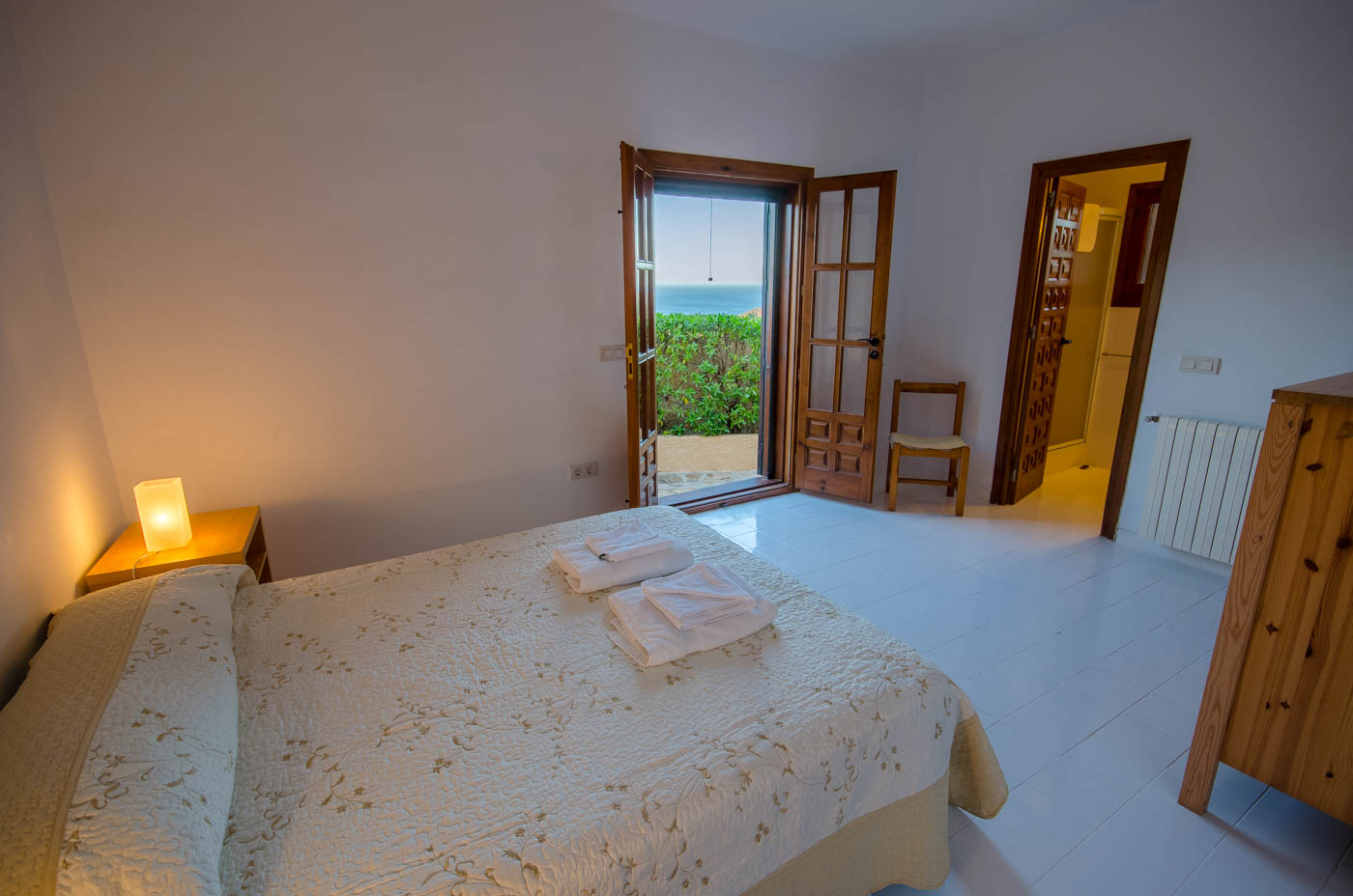 Habitación con cama doble y baño privado