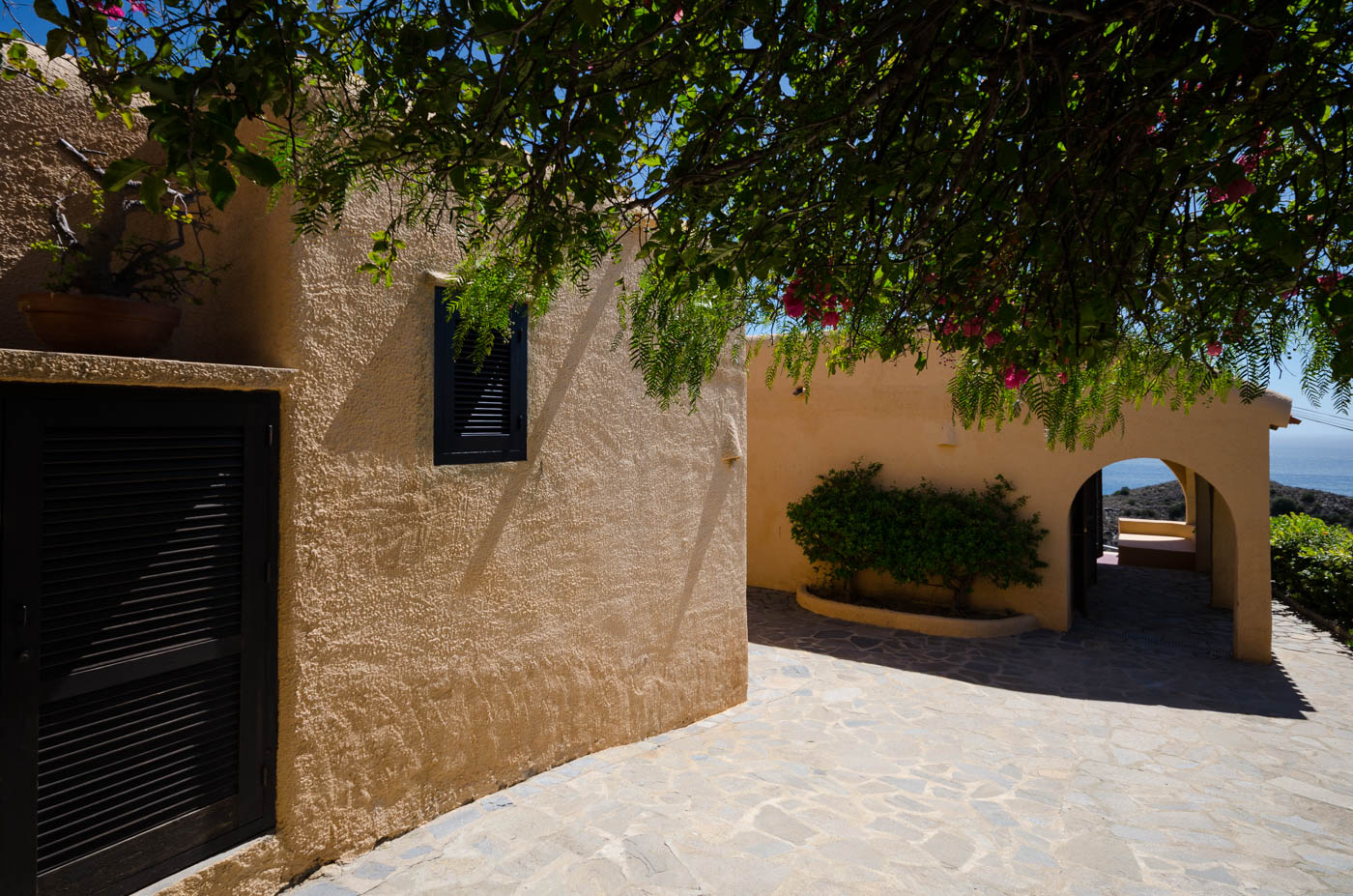 Entrando en su propiedad vacacional