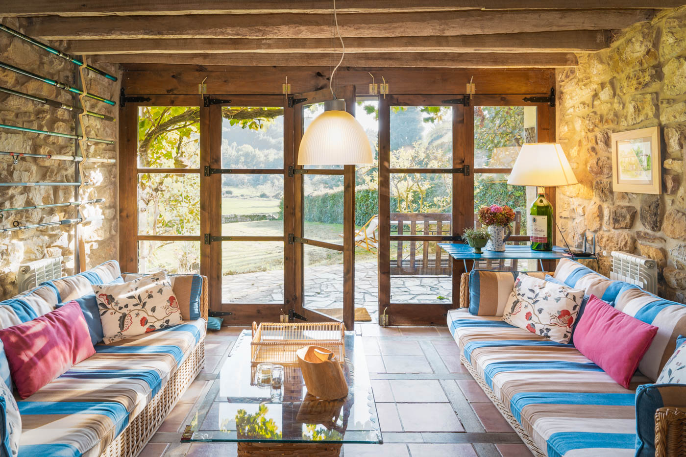 La entrada continúa hacia una sala de estar