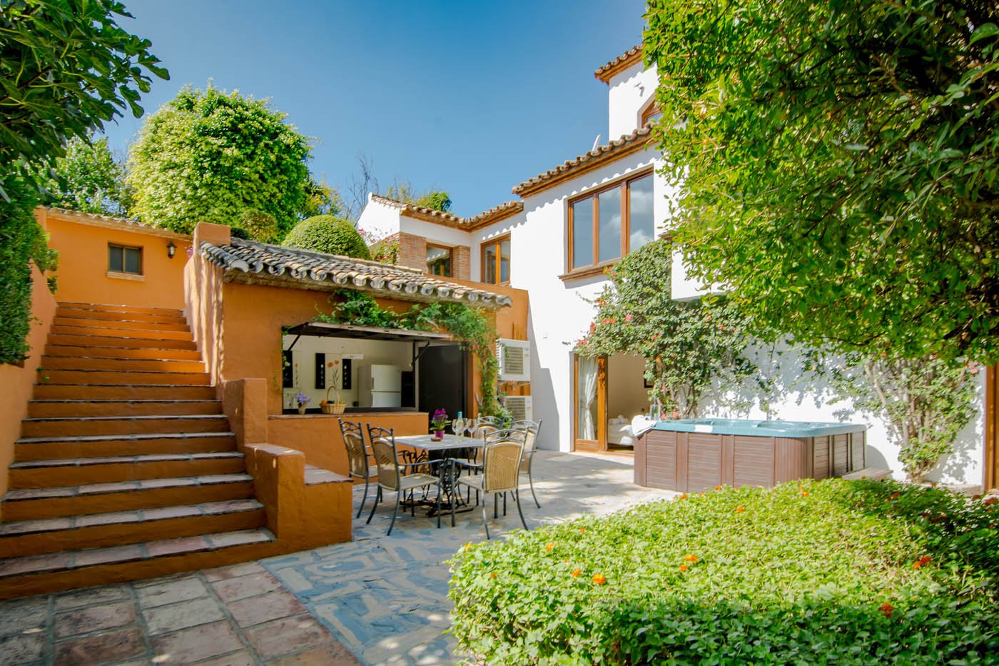 Lower terraces with barbecue/grill bar and jacuzzi