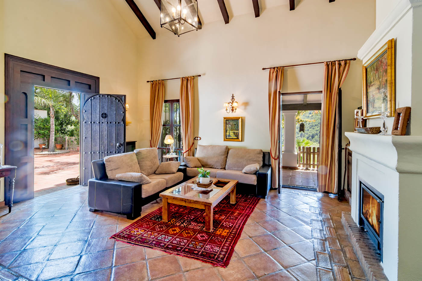 Salón con puertas a terrazas y porche 