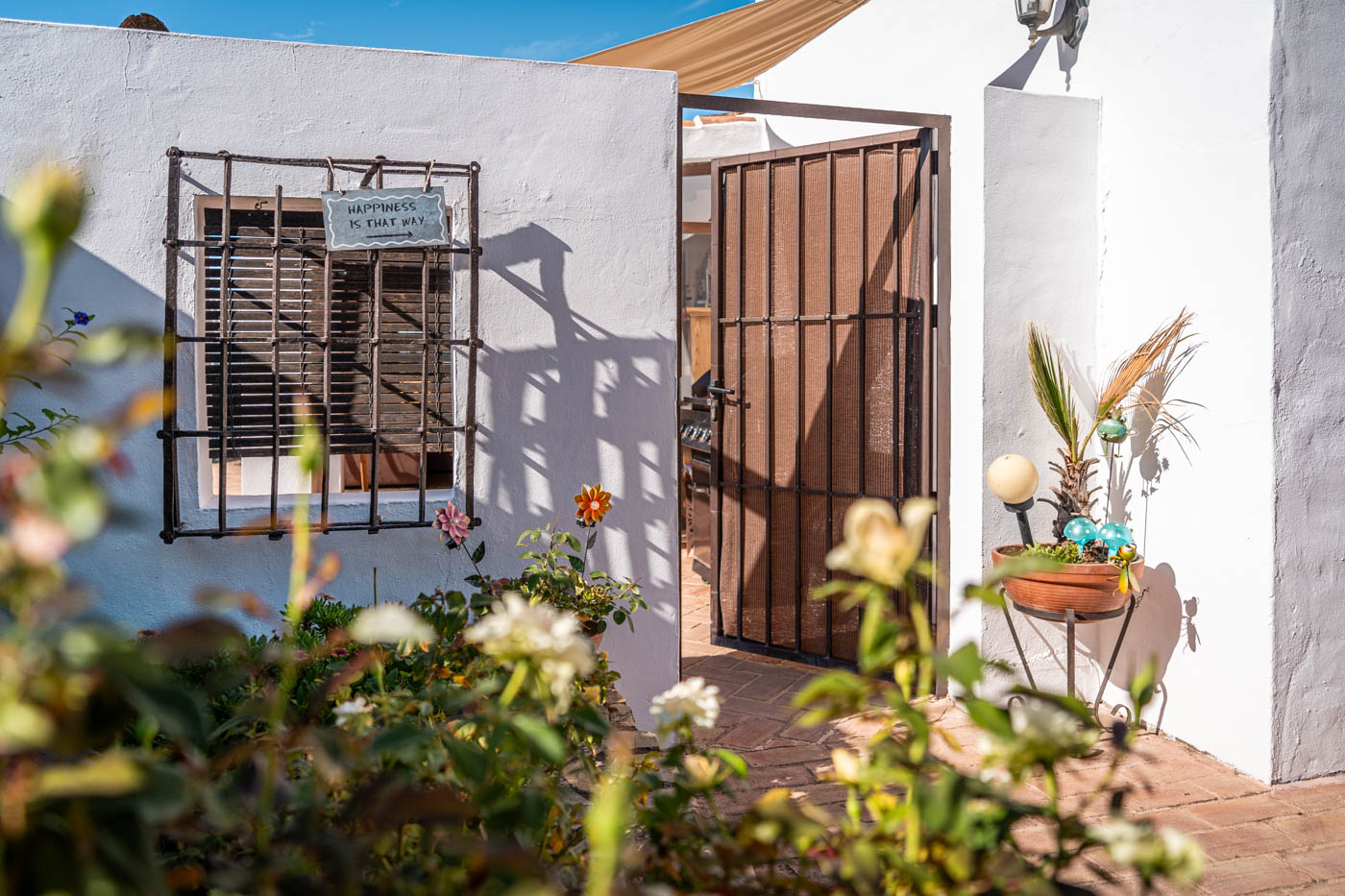 Acceso principal desde zona de parking