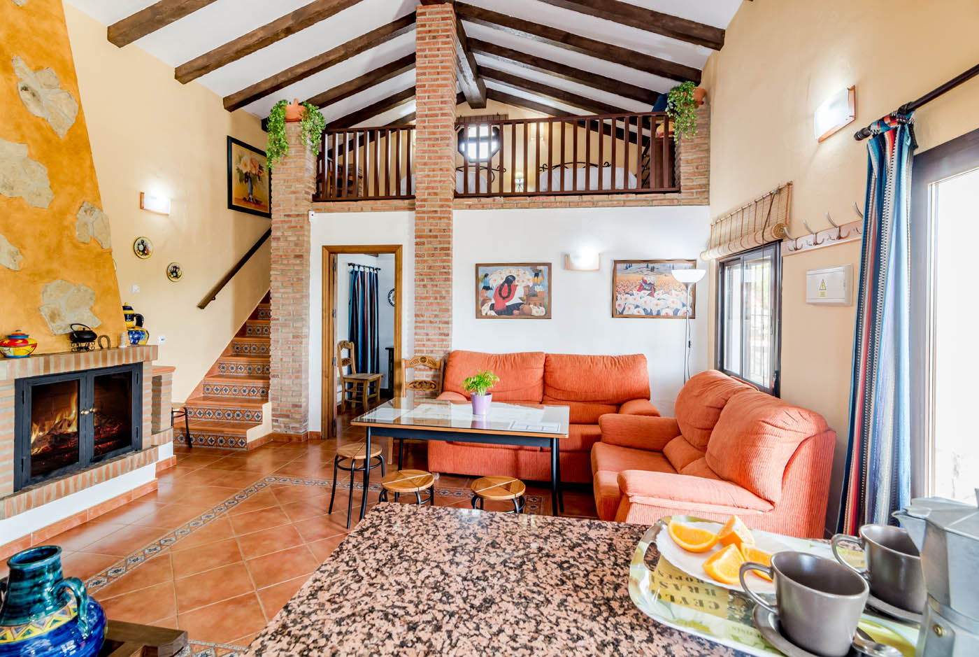 Sala de estar con entrepiso arriba