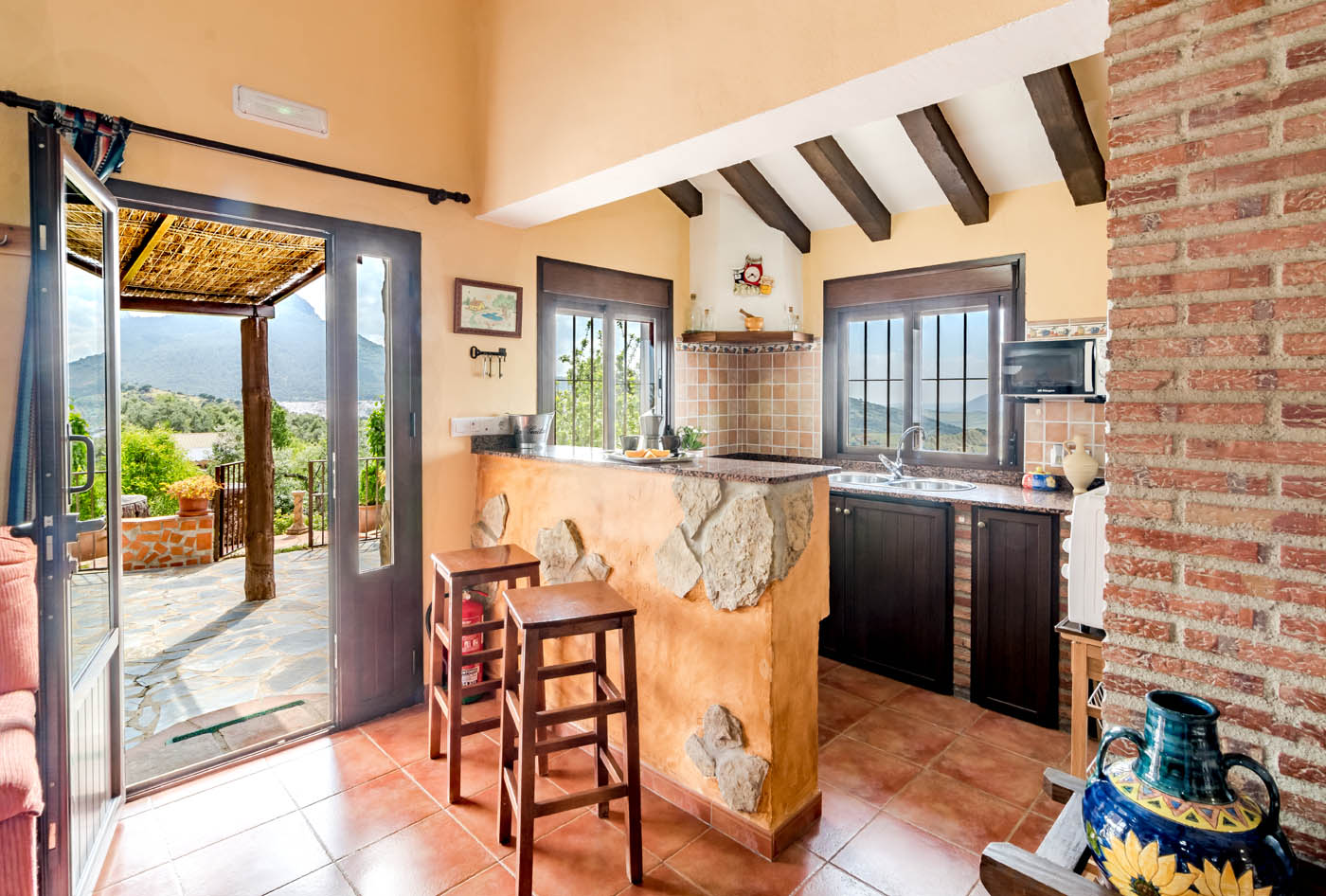 Cocina con acceso directo a la terraza para comidas al aire libre 