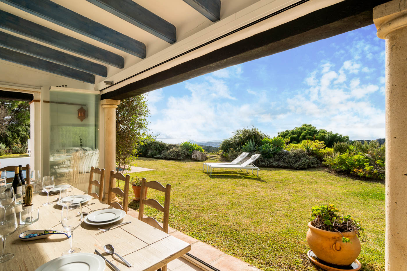 Porche amueblado con comedor al aire libre 