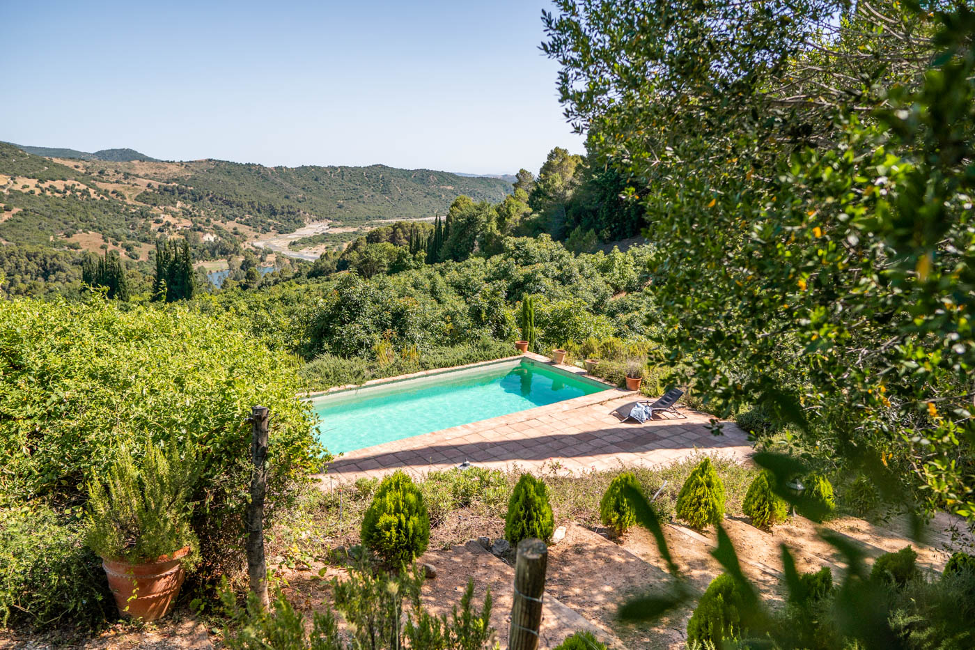 Escaleras a zona de piscina