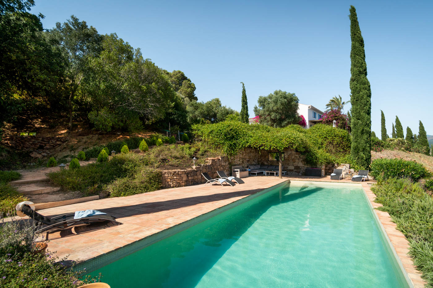 Piscina y casa por detrás
