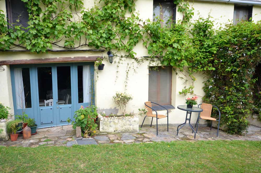 Parte frontal de la casa y su zona de jardín