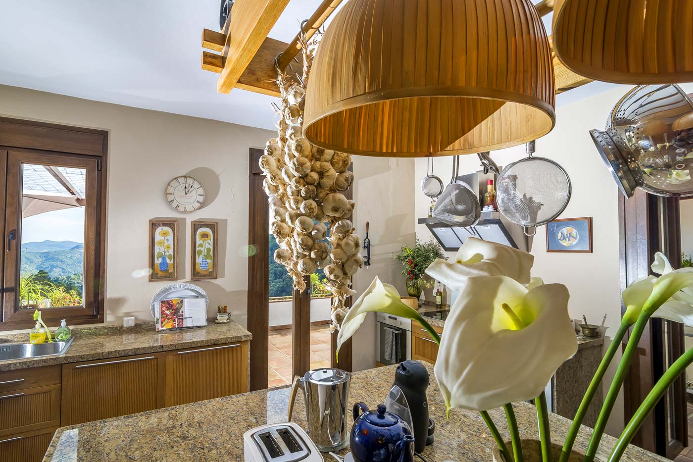 La cocina tiene acceso a terrazas amuebladas 