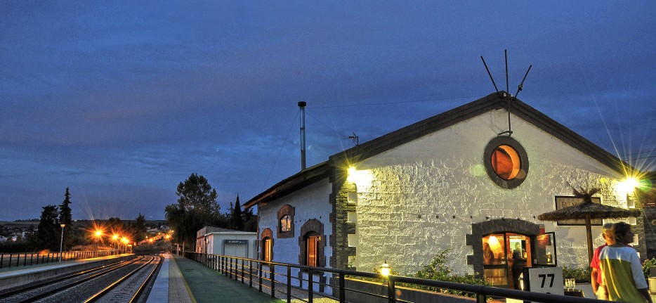 Some good restaurants are 10 minutes away