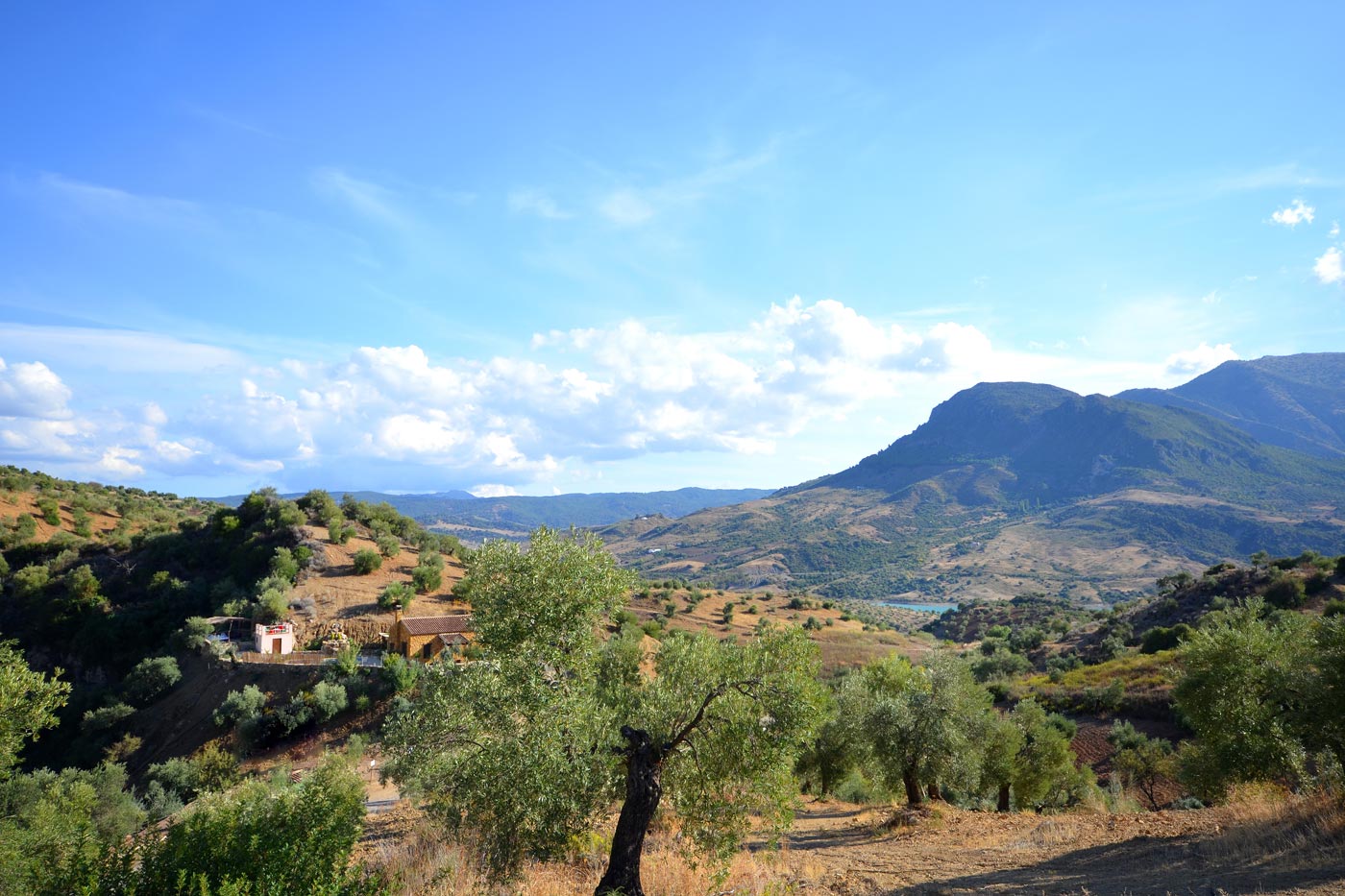 La casa a la izquierda y el lago Zahara a la derecha 