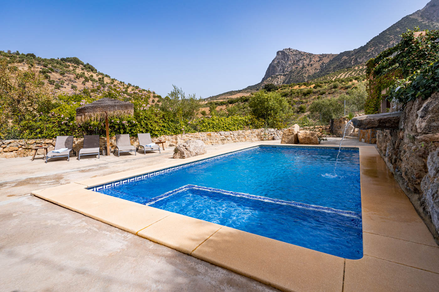 Piscina con esquina poco profunda para niños