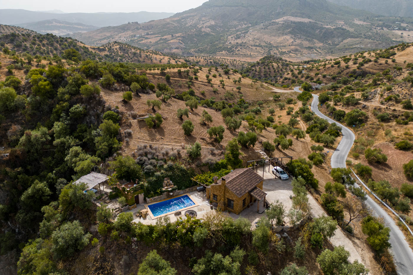 La casa está ubicada junto a un camino al pantano de Zahara