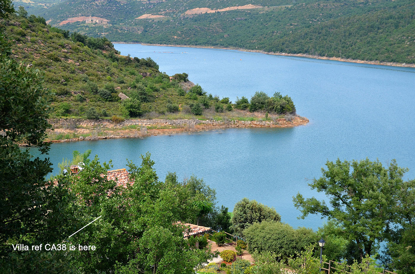 La propiedad vista desde las colinas boscosas de roble