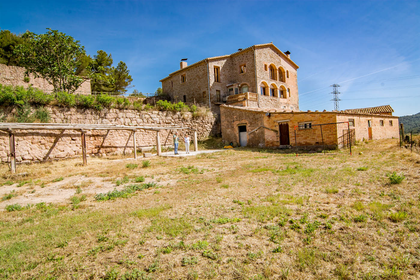 Hay terrenos bajo la propiedad para que los niños jueguen al fútbol 