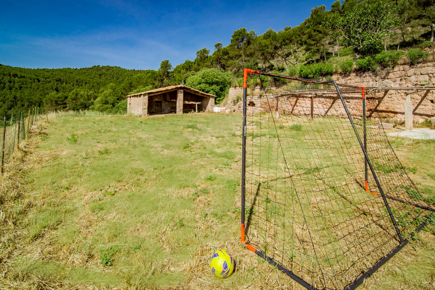 Instalaciones de fútbol simples en un campo debajo de la casa