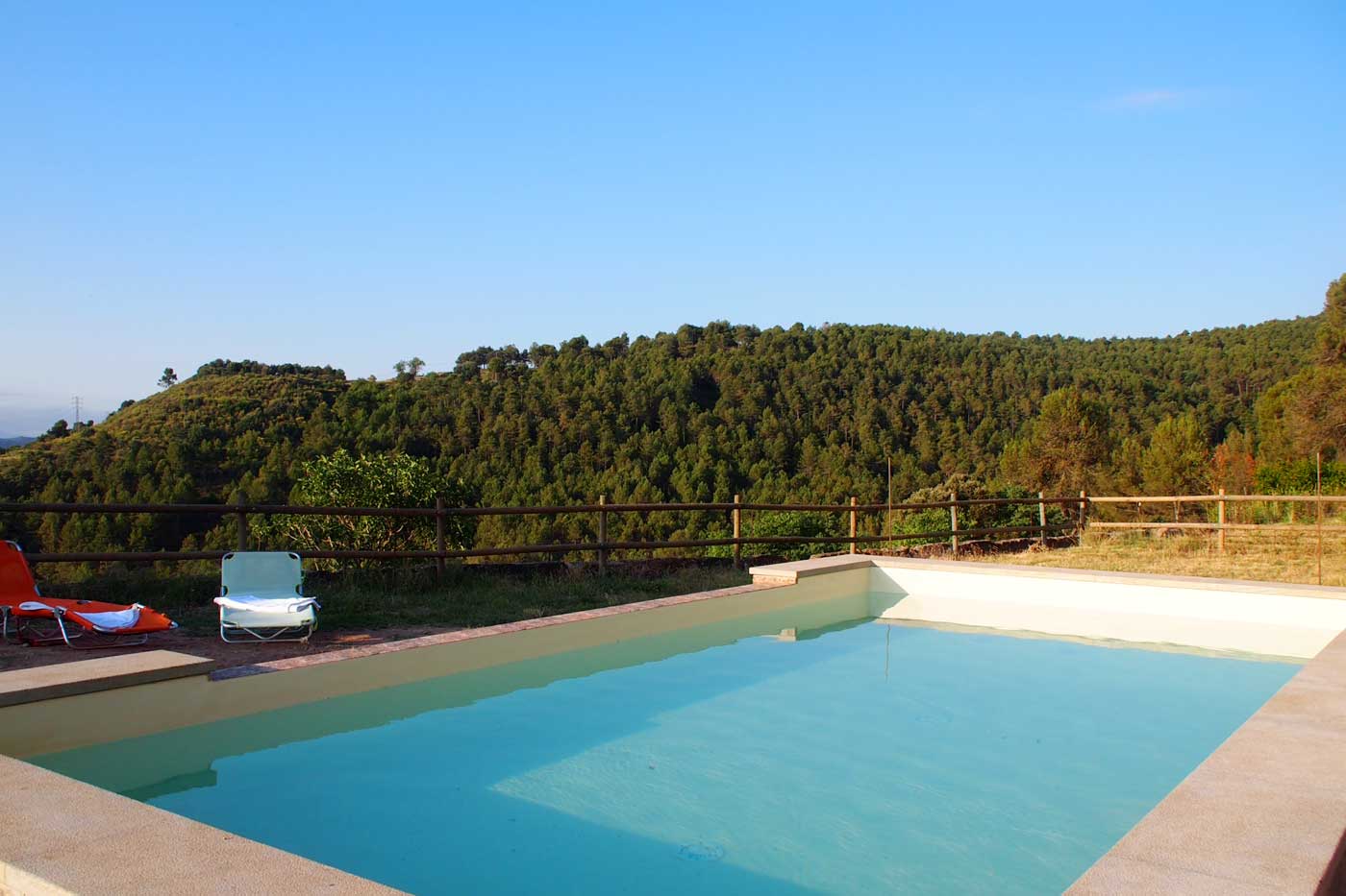 La piscina de 6 mx 4 m se desborda hacia la zona poco profunda de los niños