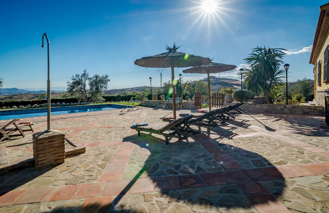 Amplia zona de piscina