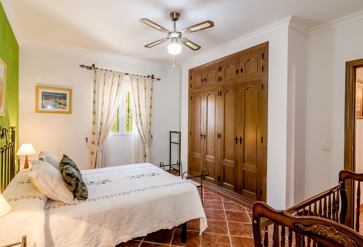 Ventiladores en dormitorios, mosquiteros y amplio espacio en el armario.